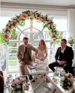 Dilara Mücaviroğlu Instagram - 11.03.2023 en mutlu anımız💖 Ailem, çook sevdiklerim, sürprizler, kocaman bir sofra, aşk, sohbet, mutluluk...bugünün her anına minnettarım..💝🕊️

📸@bushchristopher Sen muhteşemsin, enerjin muazzam ve biz çok iyi bir ekip olduk! Bu işin en iyisi sensin! Seni çok seviyoruz..
😇 @hatmaker.co Tacımın mimarı, el emeği göz nuru...gözüm kapalı kendimi @mughey sana bıraktım ve daha iyisi olamazdı! İyi ki varsın ve rüya gibisin...
💐@vadiicicek Bu kısa süre de beni tanıyıp, hayalimi nasıl güzel tasarladınız...çook ince düşüncelisiniz, ne kadar mutlu oldum ve beni nasıl şaşırttınız, her zaman siz! 
🌸@ozereventorganizasyon Yolum sizin kadar naif ve sizin kadar zevkli bir ekip ile karşılaştığı için ben çok şanslıyım. Her detayın en ince ayrıntısına kadar düşünmeniz...siz beni ışığınız ile büyülediniz!