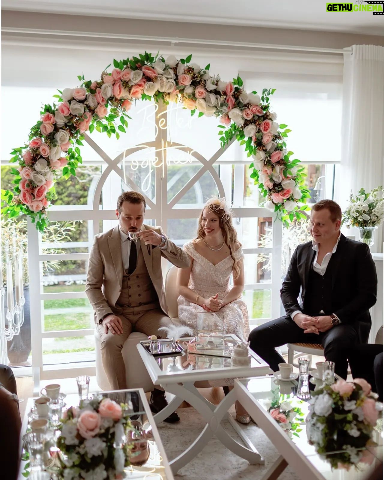 Dilara Mücaviroğlu - 8.9K Likes - 11.03.2023 en mutlu anımız💖 Ailem, çook sevdiklerim, sürprizler, kocaman bir sofra, aşk, sohbet, mutluluk...bugünün her anına minnettarım..💝🕊️
📸@bushchristopher Sen muhteşemsin, enerjin muazzam ve biz çok iyi bir ekip olduk! Bu işin en iyisi sensin! Seni çok seviyoruz..
😇 @hatmaker.co Tacımın mimarı, el emeği göz nuru...gözüm kapalı kendimi @mughey sana bıraktım ve daha iyisi olamazdı! İyi ki varsın ve rüya gibisin...
💐@vadiicicek Bu kısa süre de beni tanıyıp, hayalimi nasıl güzel tasarladınız...çook ince düşüncelisiniz, ne kadar mutlu oldum ve beni nasıl şaşırttınız, her zaman siz!
🌸@ozereventorganizasyon Yolum sizin kadar naif ve sizin kadar zevkli bir ekip ile karşılaştığı için ben çok şanslıyım. Her detayın en ince ayrıntısına kadar düşünmeniz...siz beni ışığınız ile büyülediniz!