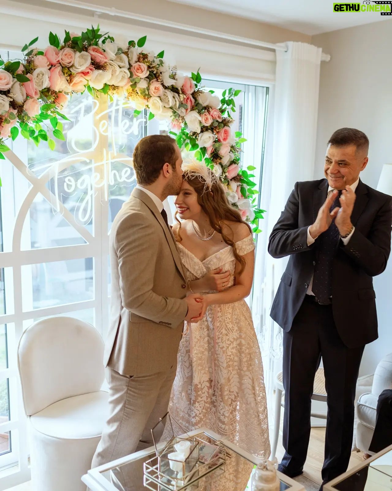 Dilara Mücaviroğlu - 8.9K Likes - 11.03.2023 en mutlu anımız💖 Ailem, çook sevdiklerim, sürprizler, kocaman bir sofra, aşk, sohbet, mutluluk...bugünün her anına minnettarım..💝🕊️
📸@bushchristopher Sen muhteşemsin, enerjin muazzam ve biz çok iyi bir ekip olduk! Bu işin en iyisi sensin! Seni çok seviyoruz..
😇 @hatmaker.co Tacımın mimarı, el emeği göz nuru...gözüm kapalı kendimi @mughey sana bıraktım ve daha iyisi olamazdı! İyi ki varsın ve rüya gibisin...
💐@vadiicicek Bu kısa süre de beni tanıyıp, hayalimi nasıl güzel tasarladınız...çook ince düşüncelisiniz, ne kadar mutlu oldum ve beni nasıl şaşırttınız, her zaman siz!
🌸@ozereventorganizasyon Yolum sizin kadar naif ve sizin kadar zevkli bir ekip ile karşılaştığı için ben çok şanslıyım. Her detayın en ince ayrıntısına kadar düşünmeniz...siz beni ışığınız ile büyülediniz!