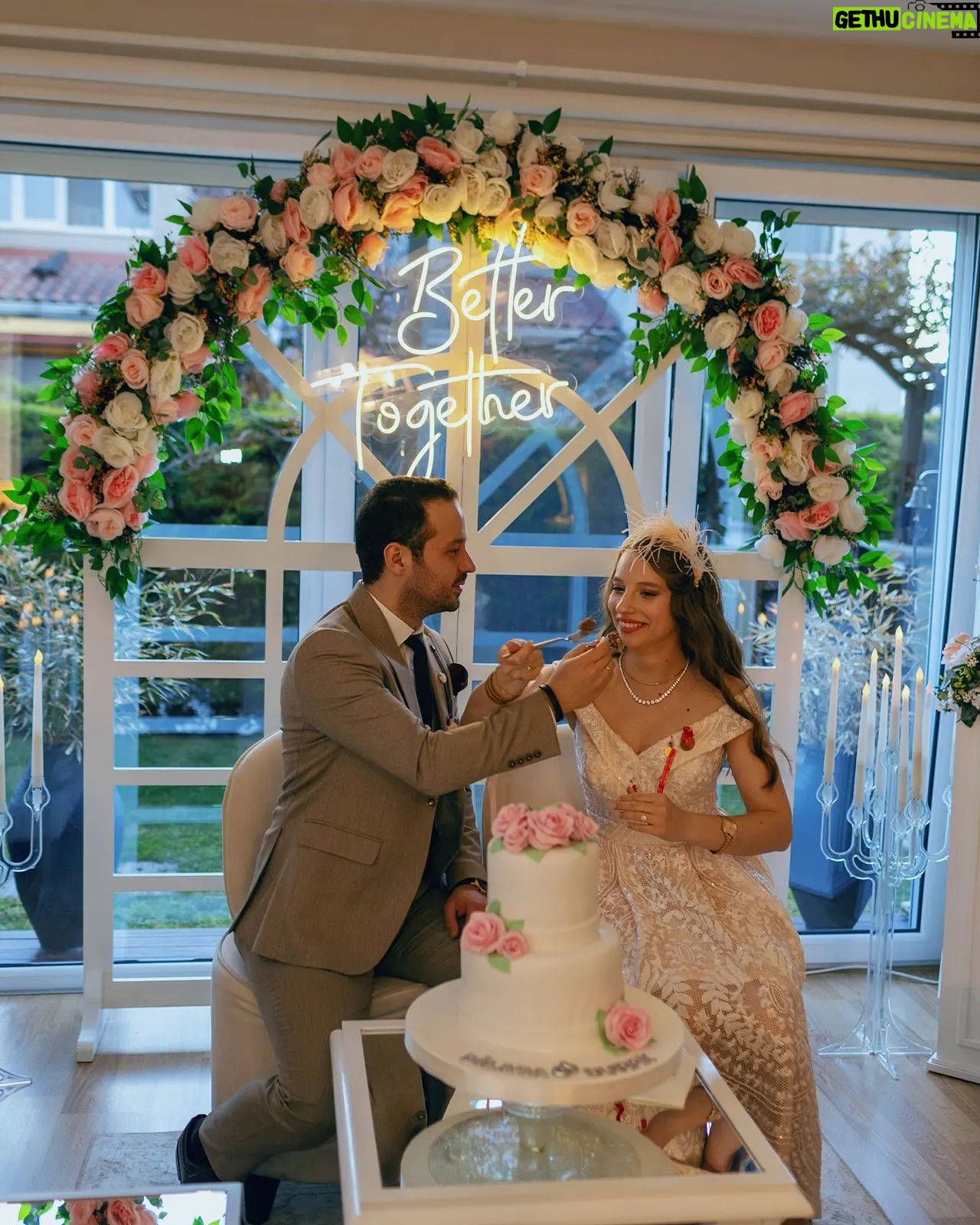 Dilara Mücaviroğlu - 8.9K Likes - 11.03.2023 en mutlu anımız💖 Ailem, çook sevdiklerim, sürprizler, kocaman bir sofra, aşk, sohbet, mutluluk...bugünün her anına minnettarım..💝🕊️
📸@bushchristopher Sen muhteşemsin, enerjin muazzam ve biz çok iyi bir ekip olduk! Bu işin en iyisi sensin! Seni çok seviyoruz..
😇 @hatmaker.co Tacımın mimarı, el emeği göz nuru...gözüm kapalı kendimi @mughey sana bıraktım ve daha iyisi olamazdı! İyi ki varsın ve rüya gibisin...
💐@vadiicicek Bu kısa süre de beni tanıyıp, hayalimi nasıl güzel tasarladınız...çook ince düşüncelisiniz, ne kadar mutlu oldum ve beni nasıl şaşırttınız, her zaman siz!
🌸@ozereventorganizasyon Yolum sizin kadar naif ve sizin kadar zevkli bir ekip ile karşılaştığı için ben çok şanslıyım. Her detayın en ince ayrıntısına kadar düşünmeniz...siz beni ışığınız ile büyülediniz!