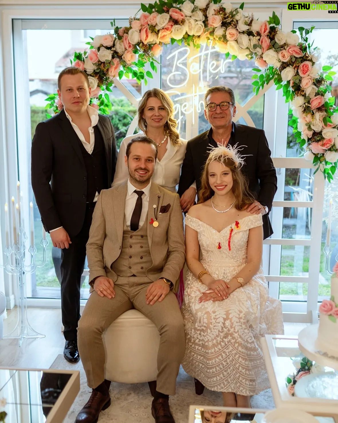 Dilara Mücaviroğlu - 8.9K Likes - 11.03.2023 en mutlu anımız💖 Ailem, çook sevdiklerim, sürprizler, kocaman bir sofra, aşk, sohbet, mutluluk...bugünün her anına minnettarım..💝🕊️
📸@bushchristopher Sen muhteşemsin, enerjin muazzam ve biz çok iyi bir ekip olduk! Bu işin en iyisi sensin! Seni çok seviyoruz..
😇 @hatmaker.co Tacımın mimarı, el emeği göz nuru...gözüm kapalı kendimi @mughey sana bıraktım ve daha iyisi olamazdı! İyi ki varsın ve rüya gibisin...
💐@vadiicicek Bu kısa süre de beni tanıyıp, hayalimi nasıl güzel tasarladınız...çook ince düşüncelisiniz, ne kadar mutlu oldum ve beni nasıl şaşırttınız, her zaman siz!
🌸@ozereventorganizasyon Yolum sizin kadar naif ve sizin kadar zevkli bir ekip ile karşılaştığı için ben çok şanslıyım. Her detayın en ince ayrıntısına kadar düşünmeniz...siz beni ışığınız ile büyülediniz!