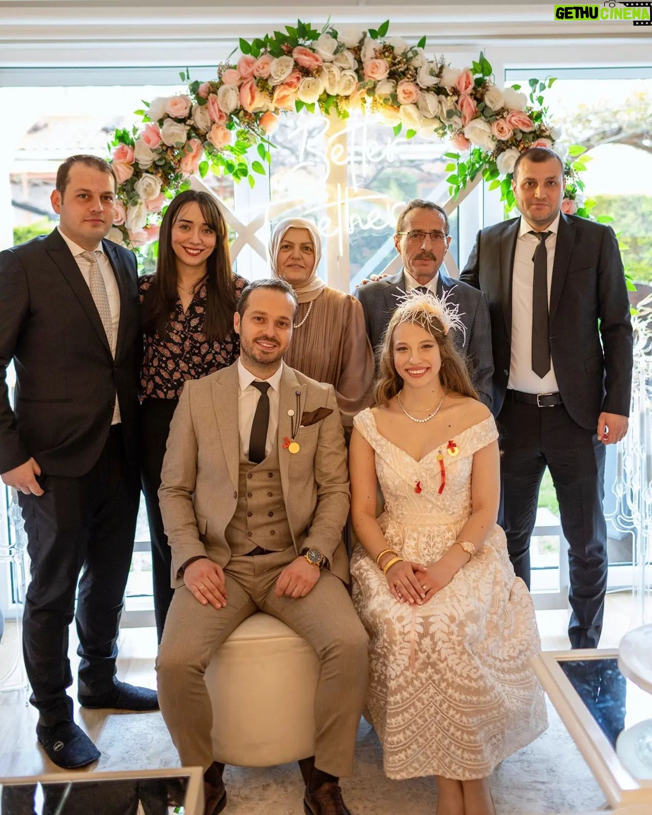 Dilara Mücaviroğlu - 8.9K Likes - 11.03.2023 en mutlu anımız💖 Ailem, çook sevdiklerim, sürprizler, kocaman bir sofra, aşk, sohbet, mutluluk...bugünün her anına minnettarım..💝🕊️
📸@bushchristopher Sen muhteşemsin, enerjin muazzam ve biz çok iyi bir ekip olduk! Bu işin en iyisi sensin! Seni çok seviyoruz..
😇 @hatmaker.co Tacımın mimarı, el emeği göz nuru...gözüm kapalı kendimi @mughey sana bıraktım ve daha iyisi olamazdı! İyi ki varsın ve rüya gibisin...
💐@vadiicicek Bu kısa süre de beni tanıyıp, hayalimi nasıl güzel tasarladınız...çook ince düşüncelisiniz, ne kadar mutlu oldum ve beni nasıl şaşırttınız, her zaman siz!
🌸@ozereventorganizasyon Yolum sizin kadar naif ve sizin kadar zevkli bir ekip ile karşılaştığı için ben çok şanslıyım. Her detayın en ince ayrıntısına kadar düşünmeniz...siz beni ışığınız ile büyülediniz!