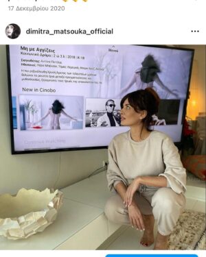 Dimitra Matsouka Instagram - Και κάπως έτσι σήμερα αφού τελείωσα την πρόβα μου  στο Μικρό Παλλας και ετοιμάζομαι σιγά σιγά για την παράσταση στο @theatroalsos ,θυμήθηκα πόσο ωραίες είναι οι διακοπές,πόσο ωραία είναι η Τηνος και το καλοκαίρι,και τέλος, πόσο ωραία συνδυάζομαι με την τιρκουάζ βελεντζα(αν λέγεται έτσι).Και γενικώς στις φωτό συνδυάζομαι πάντα με τον περιβάλλοντα χώρο ακόμα και με διερχόμενα ζωντανά-το έχω σαν αρχή μου.Για να καταλάβετε πόσο,σας παραθέτω κάποιες παλιότερες αναρτήσεις μου. Κορυφαίες στιγμές μου δεν ξέρω για σας ποιες είναι μα για μενα είναι όλες, αν και έχω μια μικρή προτίμηση σε αυτήν που γίνομαι ένα με τα σκαλιά. Μπράβο μου. Στο τέλος μοιράζομαι μαζί σας τη φωτό που για μενα -αν και στο πάτωμα-φτάνει ταβάνι,και εχει αποτελέσει μέσα μου πρότυπο και πηγή έμπνευσης. Αξεπέραστη.#throwbacksaturday #august2023  #tinos
