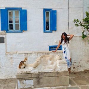 Dimitra Matsouka Instagram - 1)Έξω από το σπιτι του Γιαννουλη Χαλεπά που πια είναι μουσείο 2)όσο περισσότερο μπορείς 3)το ωραιότερο κοψιμο σε απλό μα κατακόκκινο ολόσωμο μαγιό που έχει σχεδιαστεί στον πλανήτη Γη -επιτρέψτε μου να ξέρω,το έχω ψάξει πολύ-είναι @mariamatsouka.gr 4)Tinos eco lodge,θαυμαστό απ´ολες τις απόψεις👌5)Καβαρουλκο αγάπη μου  6)άλλο αγαπημένο μου μαγιό,πότε λέω  χάλκινο πότε μπρονζέ,σε κάθε περίπτωση σαν  ένα ιδιαίτερο αθλητικό και από @mariamatsouka.gr 7)προτομή σε παράθυρο σπιτιού στο πιο εικαστικό χωριό των Κυκλάδων,τον Πύργο 8)μόνο 9) με άλλο περίεργο χρωμα που εμένα μου φτιάχνει τη διάθεση τόσο ώστε να αφήνω κοριτσάκι να μου ζωγραφίσει  καρδούλες στα πρόσωπό μου. Το μαγιό δε θα το πιστέψετε αλλά είναι από @mariamatsouka.gr 😜 10/ Επιγραφή πάνω από εξώπορτα  ενος μικρού σπιτιού στο μάλλον άγριο Μαλλί.Έμεινα να την κοιταω αυτή την επιγραφή ξανά και ξανά , δεν είχα δει ποτέ κάτι τέτοιο στα χιλιάδες σπιτια που παρατηρώ σε όλο τον κόσμο,σε όλη μου τη ζωή.
