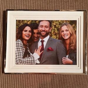 Dina Félix Costa Instagram - Pessoal Ouro Verde ganhou o Emmy!!!
Foi uma honra fazer parte desta feliz aventura!
Muitos Parabéns a todos os que fizeram desta telenovela a grande vencedora , distinguida como, a melhor, nos Internacional Emmy Awards esta madrugada em Nova Iorque!!
Infelizmente não tenho uma fotografia com o elenco inteiro , autora e técnicos q merecem ver o seu trabalho reconhecido.
Esta foi a primeira fotografia que tiramos enquanto família;)!! Sabiam que eu e o @nunopardal_actor , nesta fotografia , tínhamos acabado de conhecer os nossos filhos ficcionados?!!!
É de facto tudo muito rápido e com pouco tempo , mas quando encontramos pessoas maravilhosas pelo caminho , tudo fica mais fácil! 
PARABÉNS 😍

@mjcarioca 
@jemoniz 
@anasaragoca 
@nunopardal_actor 
@juliapalha 
@joao.mcorreia 
@silviapfeiferoficial 
@luisesparteirooficial 
@hugo.de.sousa 
@joanadeverona 
@diogomorgado 
@rodrigo_paganelli 
#RuiMendes
@mmanuelacoutooficial 
@lamarespedro 
@nunohs 
@mrs_sofiaescobar 
@fernandopires_todonu 
@susana_arrais 
@pedro.hossi 
@itsdanielamelchior 
@sofiagrillooficial 
@vitordandrade 
@eduardobgaspar 
@thaianeanjos 
@miguelomonteiro 
@igormarchesi 
@adrianotoloza 
@pedrocarvalho_oficial 
@isabelmedina_oficial 
@joao.pedreiro7 
@mafaldamarafusta 
@miss_ana_sofia .....
❤️