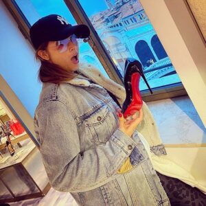 Dina Félix Costa Instagram - Quando me oferecem o presente que sempre quis ter e eu fico sem palavras ....
A sentir-me a verdadeira Cinderela 💃🏻👠🥰.
Em Amar Demais a Gata borralheira😂 em Veneza a Cinderela 😍😁🙏
Espero que estejam a gostar da minha Emília/ Mi 🌸 e obrigada por todas as mensagens cheias de carinho e às páginas de fãs maravilhosas e generosas , que Fazem sentir-me mimada e feliz .
Muito obrigada por todo o carinho que me dedicam 🙏😍Vocês são Maravilhosos/as!!
Beijo de Boa noite 💙