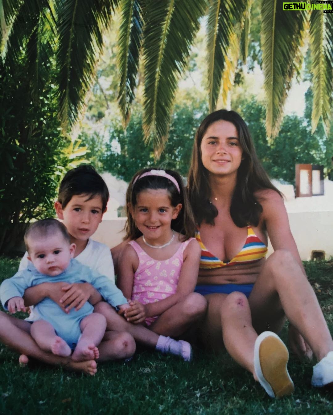 Dina Félix Costa - 6.2K Likes - Adoro esta fotografia sobretudo porque sobrevivi a uma grande asneira que tinha feito na noite anterior🙄... motas e tal , toda esfolada pela derrapagem ,não com a mota pq esta voou, mas com o meu corpo todo😰.
O pior era explicar aos meus pais no dia a seguir,pois era suposto eu estar a dormir, como é q tinham acontecido aquelas feridas todas... durante a noite ... 😂😂😂
Disse que como estava calor , tinha ido dar um passeio, para apanhar uma brisa e que me distrai e cai numa vala cheia de silvas 🥵!!! Realmente ... nunca tive jeito para mentir, nunca. Os meus pais fingiram que acreditaram, pois está claro!
Bem manos ficam a saber a história desta nossa fofa fotografia e que me esforcei bastante para me manter hirta e firme, ali ao vosso lado 😂
Estarei sempre ao vosso lado, com ou sem feridas ❤️💋
.
.
#algarve #1998 #love #diadosirmaosétododia