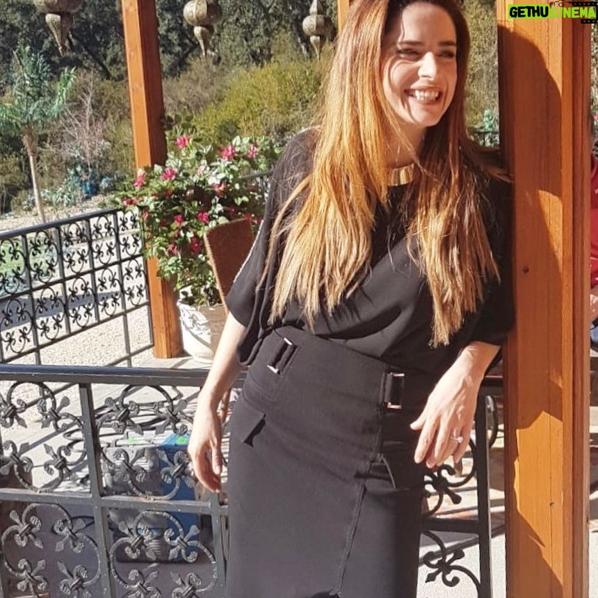 Dina Félix Costa - 6.1K Likes - E assim me despedi desta viagem, que foi Valor da Vida!
Estava este dia lindo de sol mas muito frio, a temperatura chegou a ZERO GRAUS!
Agradeço ao realizador @viriato_84 por ter tido pena de mim e me ter deixado ficar com as minha meias (verdes) quentinhas e com os meus ténis (Brancos) muito confortáveis 😂! Aí em casa não vão conseguir perceber , estava sentada e o plano era dos joelhos para cima 😜🙏
Consegui dizer as últimas falas da Jamilah sem ficar com a boca roxa e a bater o dente!!;))
Fomos uma equipa Guerreira!!!!!!
Gravámos 208 episódios em 6 meses e poucos dias, é muito pouco tempo, por isso exige de todos nós um enorme esforço mental e físico. Mas saí ilesa 😂
Agora é recarregar baterias e pôr a família em dia , mimos e essas coisas todas 😍
Um grande Beijinho e obrigada pelo vosso carinho e apoio ❤️