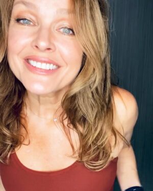 Dina Meyer Instagram - Hump Dayyyyyyy!
♥️🐪♥️

Most of you already know this…
but for those unfamiliar with this day…
(Get your head outta the gutter 😉)

It’s Wednesday.
The “hump” of the week.

Which means the weekend is riiiiight around the corner. 
 🙌

The more you know.
Happy Hump Day! 

#humpday #smile #love #happy #instagram #instalike #starshiptroopers #instadaily