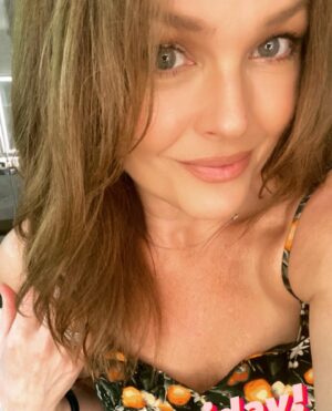 Dina Meyer Instagram - ‘Cuz I’m not always dancing and sweating.
Happy Friday, y’all!
💋

#friday #dizzy #grownup #healthylifestyle #happy #love #smile #starshiptroopers #datenight