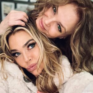 Dina Meyer Instagram - Mixing with Fleet

…and she smells delicious. 👯‍♀️

Would You Like To Know More? 😈

@deniserichards #starshiptroopers #25yearanniversary #hot #2girls #reunion #friends #smile #scifi #syfy #throwbackthursday #throwback to yesterday #batgirl #bondgirl ♥️♥️