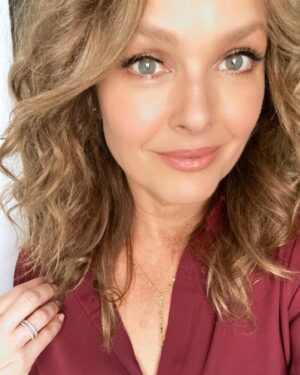 Dina Meyer Instagram - You guys are so used to seeing me dressed down… so I thought you’d appreciate a little dressed UP.
😍❤️

Back on set… 
and it feels soooooo good!

#awalkingmiraclemovie #atlanta #bts #setlife #glam