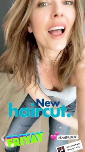Dina Meyer Instagram - For the record, I did NOT just get paid…
I did however, just get a haircut.

And I’m feeling groovy.
Happy Cinco de Mayo! 
💋💋💋

#haircut #straighthair #blowout #dance #groove #happy #weekendvibes #love #smile #friyay  #cincodemayo