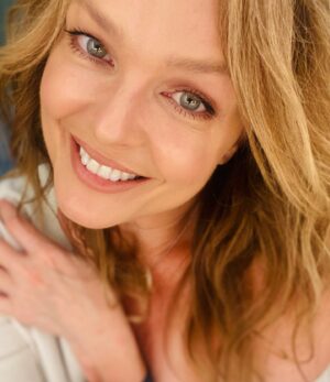 Dina Meyer Instagram - Hi Guys,
It’s been a while since my last post. 

Just wanted to share a smile and wish you all a happy weekend.

♥️🩷♥️