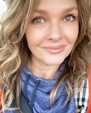 Dina Meyer Instagram - It’s the most wonderful time of the year. 
Happy Holidays Guys!
🥰❄️🕎🎄🎅

#happyholidays #happyhannukah #happykwanzaa #happychristmas #joyful #grateful #blessed