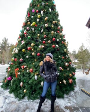 Dina Meyer Instagram - It’s the most wonderful time of the year. 
Happy Holidays Guys!
🥰❄️🕎🎄🎅

#happyholidays #happyhannukah #happykwanzaa #happychristmas #joyful #grateful #blessed