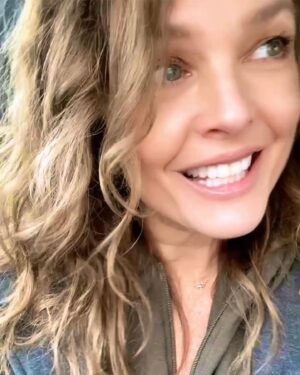 Dina Meyer Instagram - 🧀🧀😁🧀🧀

Happy Friday!
❤️

#cheese #friday #weekendvibes #smile #love #happy #positive #gratitude #starshiptroopers #teamdiz