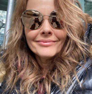 Dina Meyer Instagram - Greetings from NYC! 

❤️ 
me & mom
(Swipe)