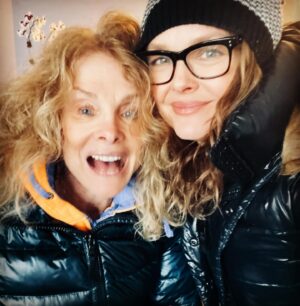 Dina Meyer Instagram - Greetings from NYC! 

❤️ 
me & mom
(Swipe)
