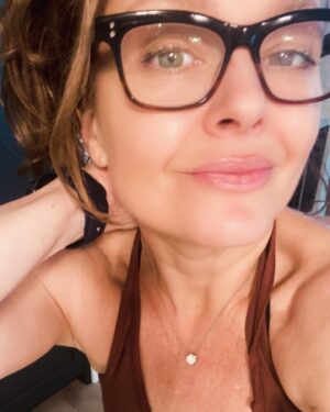 Dina Meyer Instagram - Making a conscious decision to choose happiness. 
✨♥️✨

The best choice, by far. ☺️

Who’s with me? 
🙋🙋‍♀️🙋‍♂️

#happiness #joy #love #motivation #inspiration #instagram #instalike #instagood #instamood #starshiptroopers #dizzy #eyeglasses #throwback to yesterday #tbt