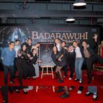 Dinda Kanyadewi Instagram – Rilis title dan teaser poster “Badarawuhi Di Desa Penari” @kknmovie 🐍👑💚💃🏻