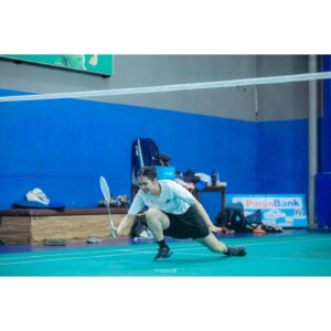 Dinda Kanyadewi Instagram - Lari sana-sini ngejar bola, ngos-ngosan, jatuh, bangun, coba lagi. Itulah kenapa kusuka badminton, bener-bener ngajarin buat sesegera mungkin bangkit dari kegagalan.  Pokoknya harus "comeback stronger" ceunah~ 🏋🏻‍♀️
•
📷 @ratakanan.co