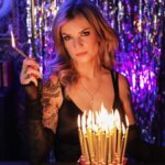 Dionne Slagter Instagram - Je leeftijd wordt pas écht confronterend als het aantal kaarsjes niet meer op de taart past, er een steekvlam ontstaat en de hele boel van ellende instort 🥳🙋🏼‍♀️ Happy 33, geniet van het zonnetje vandaag!