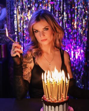Dionne Slagter Instagram - Je leeftijd wordt pas écht confronterend als het aantal kaarsjes niet meer op de taart past, er een steekvlam ontstaat en de hele boel van ellende instort 🥳🙋🏼‍♀️ Happy 33, geniet van het zonnetje vandaag!