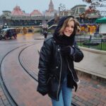 Dionne Slagter Instagram - Disneyland Parijs was koud van buiten, maar warm van binnen 🌹 een inkijkje: 1. Geleerd dat geroosterde kastanjes bestaan 2. Slagveld 3. Disney Studio’s by night 4. Irritant vriendje 5. Geen commentaar 6. The Tower of Terror blijft mijn favoriet ondanks de buikpijn die het me geeft 7. Tower of terror 2.0 8. Vuurwerk en lampjes 9. Happy bday flapdrol 10. Dionne de Tour Guide