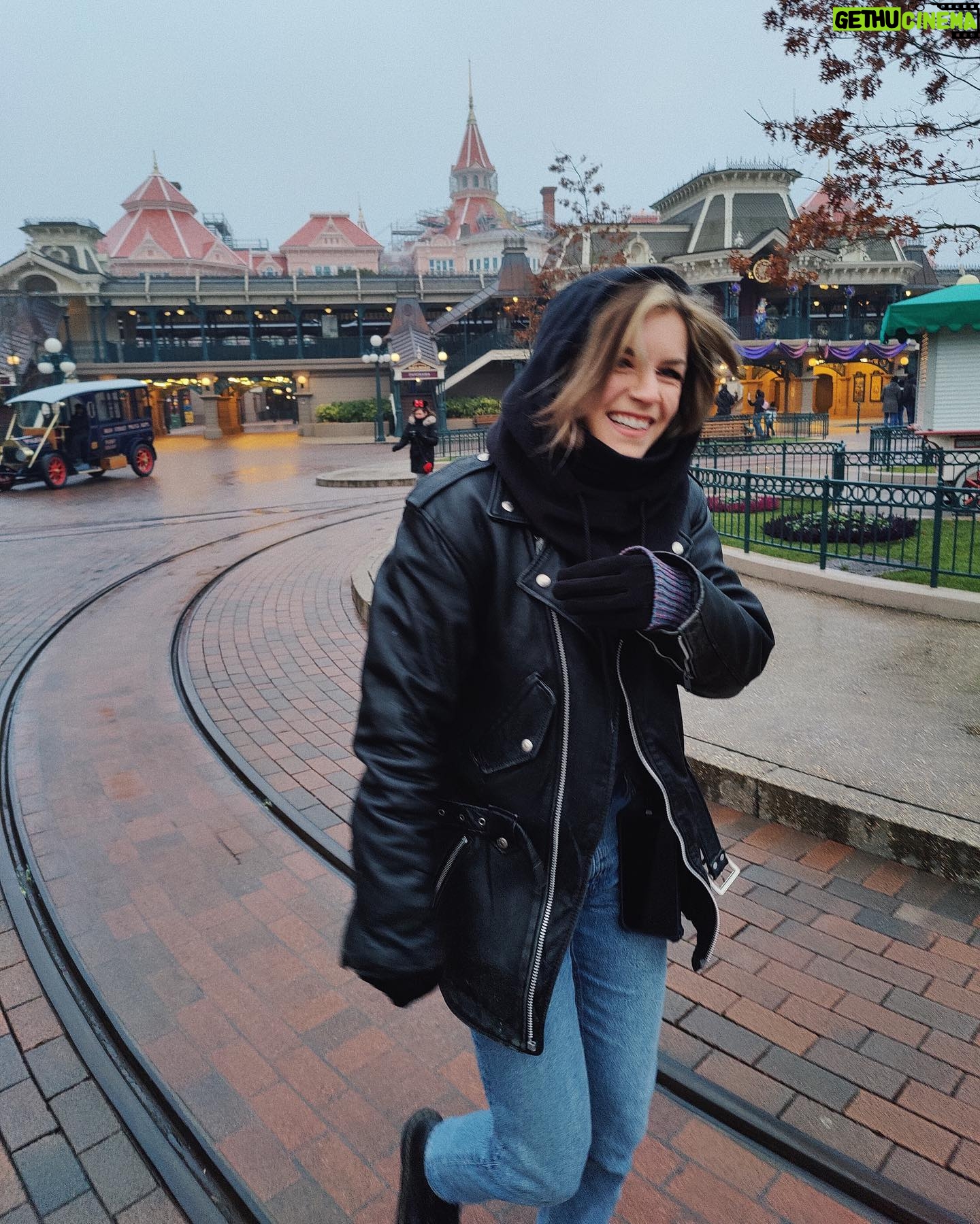 Dionne Slagter Instagram - Disneyland Parijs was koud van buiten, maar warm van binnen 🌹 een inkijkje: 1. Geleerd dat geroosterde kastanjes bestaan 2. Slagveld 3. Disney Studio’s by night 4. Irritant vriendje 5. Geen commentaar 6. The Tower of Terror blijft mijn favoriet ondanks de buikpijn die het me geeft 7. Tower of terror 2.0 8. Vuurwerk en lampjes 9. Happy bday flapdrol 10. Dionne de Tour Guide