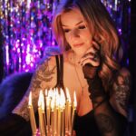 Dionne Slagter Instagram - Je leeftijd wordt pas écht confronterend als het aantal kaarsjes niet meer op de taart past, er een steekvlam ontstaat en de hele boel van ellende instort 🥳🙋🏼‍♀️ Happy 33, geniet van het zonnetje vandaag!