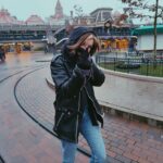 Dionne Slagter Instagram - Disneyland Parijs was koud van buiten, maar warm van binnen 🌹 een inkijkje: 1. Geleerd dat geroosterde kastanjes bestaan 2. Slagveld 3. Disney Studio’s by night 4. Irritant vriendje 5. Geen commentaar 6. The Tower of Terror blijft mijn favoriet ondanks de buikpijn die het me geeft 7. Tower of terror 2.0 8. Vuurwerk en lampjes 9. Happy bday flapdrol 10. Dionne de Tour Guide