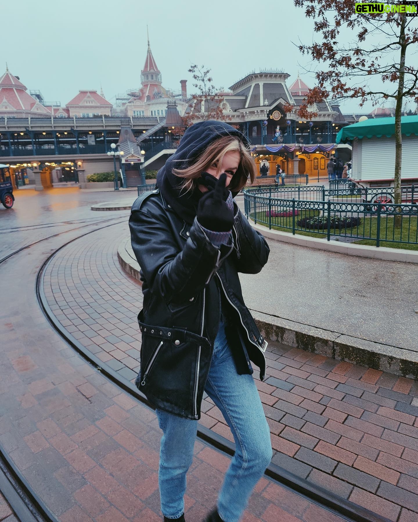 Dionne Slagter Instagram - Disneyland Parijs was koud van buiten, maar warm van binnen 🌹 een inkijkje: 1. Geleerd dat geroosterde kastanjes bestaan 2. Slagveld 3. Disney Studio’s by night 4. Irritant vriendje 5. Geen commentaar 6. The Tower of Terror blijft mijn favoriet ondanks de buikpijn die het me geeft 7. Tower of terror 2.0 8. Vuurwerk en lampjes 9. Happy bday flapdrol 10. Dionne de Tour Guide