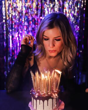 Dionne Slagter Instagram - Je leeftijd wordt pas écht confronterend als het aantal kaarsjes niet meer op de taart past, er een steekvlam ontstaat en de hele boel van ellende instort 🥳🙋🏼‍♀️ Happy 33, geniet van het zonnetje vandaag!