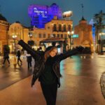 Dionne Slagter Instagram - Disneyland Parijs was koud van buiten, maar warm van binnen 🌹 een inkijkje: 1. Geleerd dat geroosterde kastanjes bestaan 2. Slagveld 3. Disney Studio’s by night 4. Irritant vriendje 5. Geen commentaar 6. The Tower of Terror blijft mijn favoriet ondanks de buikpijn die het me geeft 7. Tower of terror 2.0 8. Vuurwerk en lampjes 9. Happy bday flapdrol 10. Dionne de Tour Guide