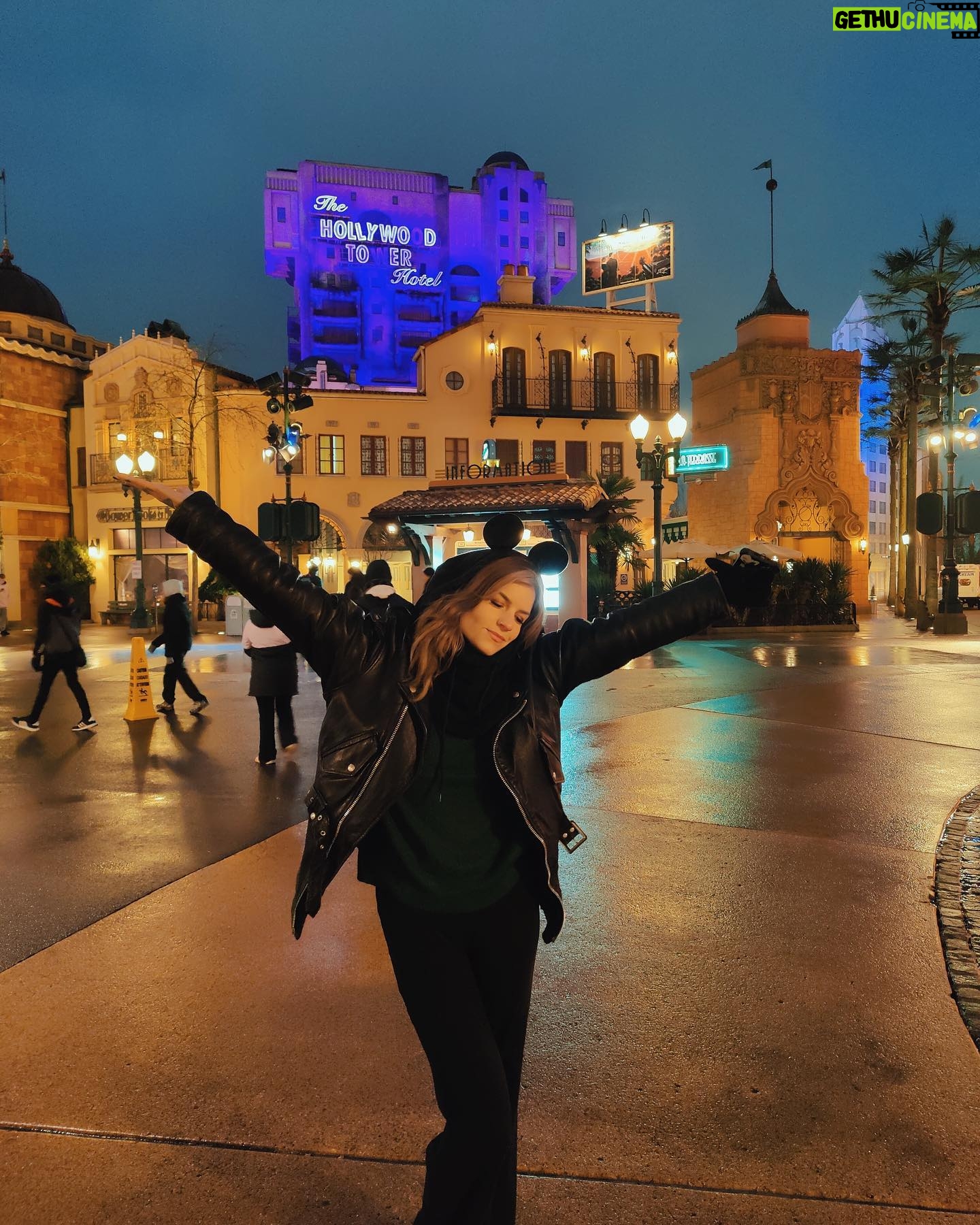 Dionne Slagter Instagram - Disneyland Parijs was koud van buiten, maar warm van binnen 🌹 een inkijkje: 1. Geleerd dat geroosterde kastanjes bestaan 2. Slagveld 3. Disney Studio’s by night 4. Irritant vriendje 5. Geen commentaar 6. The Tower of Terror blijft mijn favoriet ondanks de buikpijn die het me geeft 7. Tower of terror 2.0 8. Vuurwerk en lampjes 9. Happy bday flapdrol 10. Dionne de Tour Guide