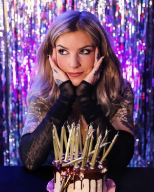 Dionne Slagter Instagram - Je leeftijd wordt pas écht confronterend als het aantal kaarsjes niet meer op de taart past, er een steekvlam ontstaat en de hele boel van ellende instort 🥳🙋🏼‍♀️ Happy 33, geniet van het zonnetje vandaag!