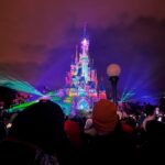 Dionne Slagter Instagram - Disneyland Parijs was koud van buiten, maar warm van binnen 🌹 een inkijkje: 1. Geleerd dat geroosterde kastanjes bestaan 2. Slagveld 3. Disney Studio’s by night 4. Irritant vriendje 5. Geen commentaar 6. The Tower of Terror blijft mijn favoriet ondanks de buikpijn die het me geeft 7. Tower of terror 2.0 8. Vuurwerk en lampjes 9. Happy bday flapdrol 10. Dionne de Tour Guide