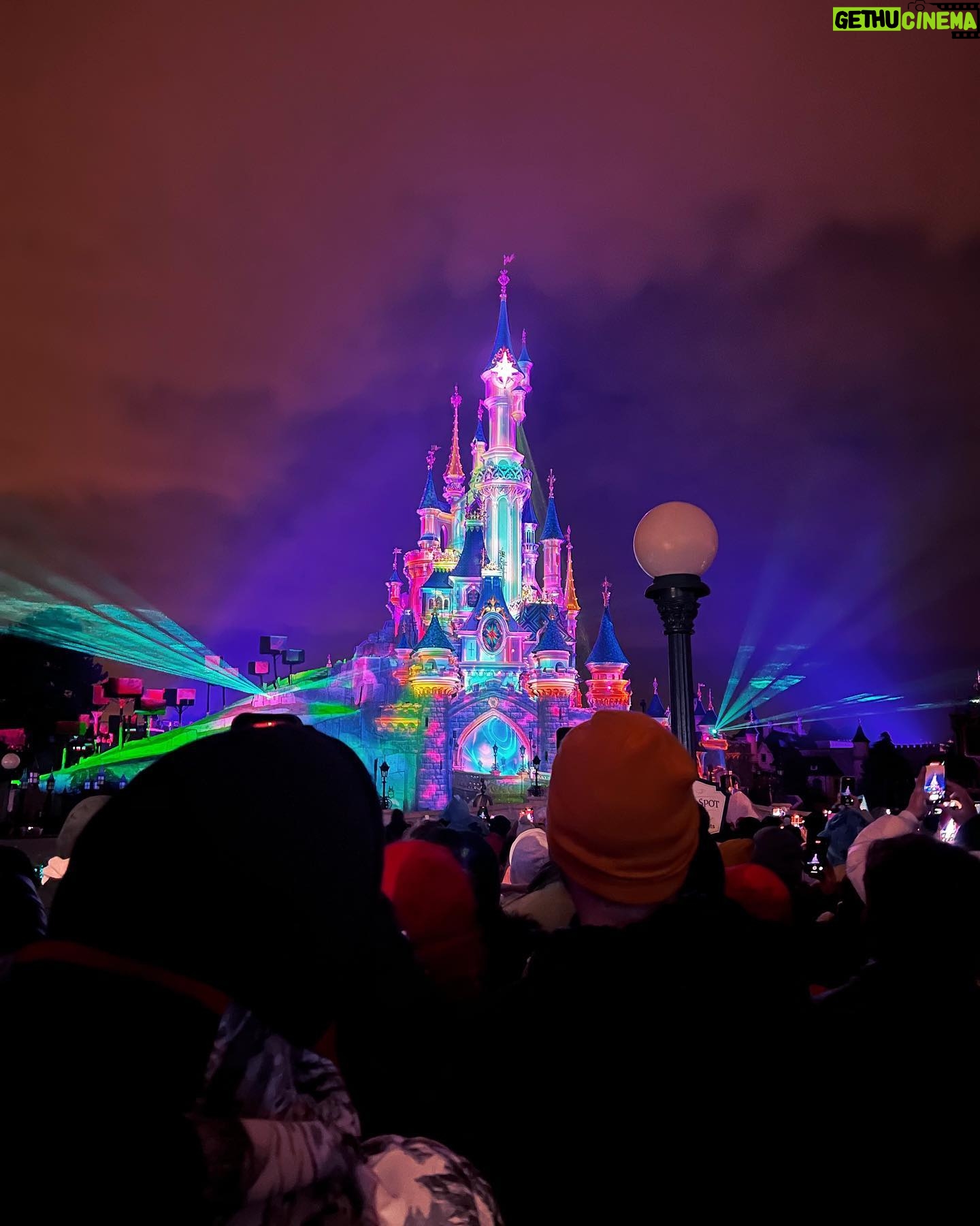 Dionne Slagter Instagram - Disneyland Parijs was koud van buiten, maar warm van binnen 🌹 een inkijkje: 1. Geleerd dat geroosterde kastanjes bestaan 2. Slagveld 3. Disney Studio’s by night 4. Irritant vriendje 5. Geen commentaar 6. The Tower of Terror blijft mijn favoriet ondanks de buikpijn die het me geeft 7. Tower of terror 2.0 8. Vuurwerk en lampjes 9. Happy bday flapdrol 10. Dionne de Tour Guide