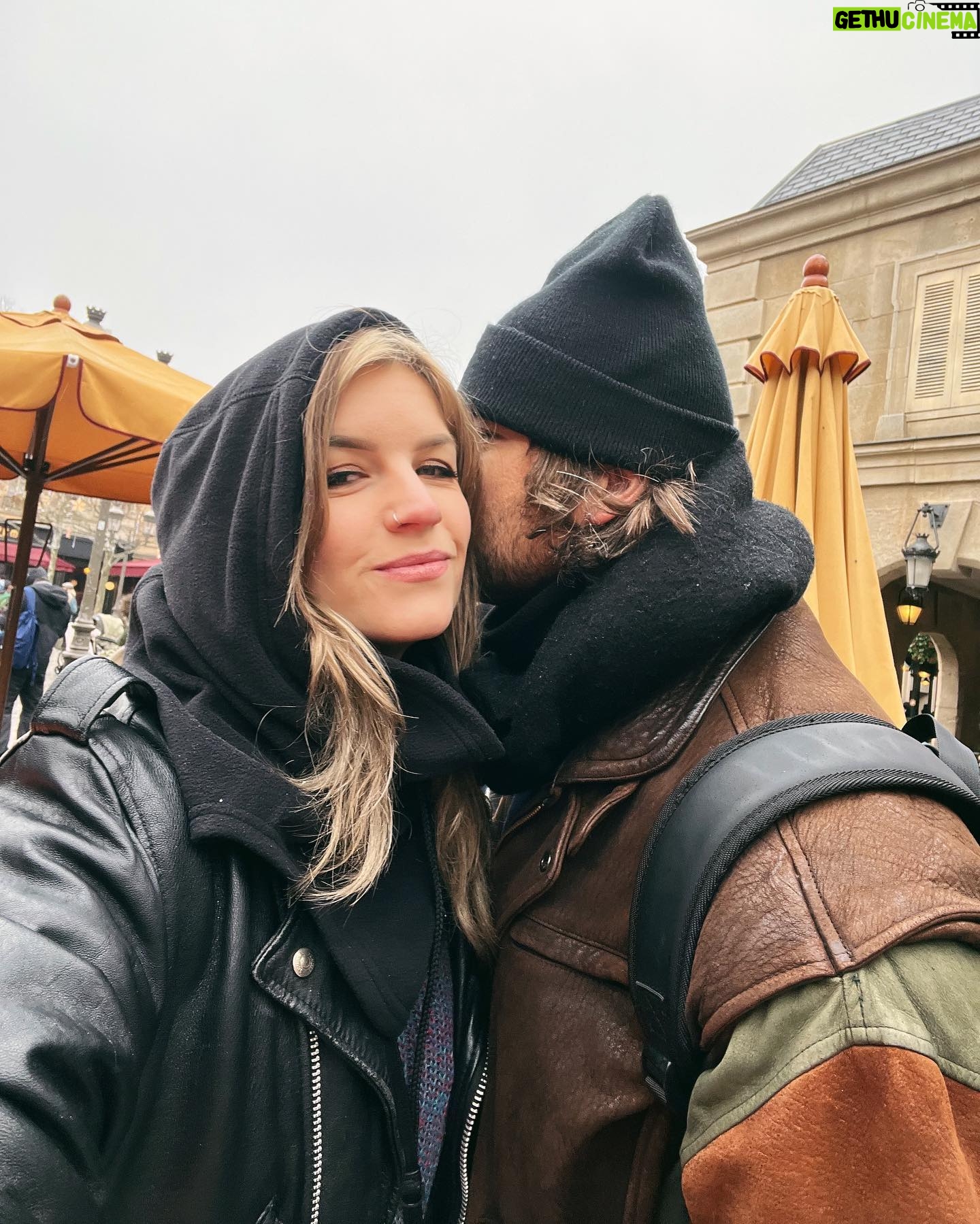 Dionne Slagter Instagram - Disneyland Parijs was koud van buiten, maar warm van binnen 🌹 een inkijkje: 1. Geleerd dat geroosterde kastanjes bestaan 2. Slagveld 3. Disney Studio’s by night 4. Irritant vriendje 5. Geen commentaar 6. The Tower of Terror blijft mijn favoriet ondanks de buikpijn die het me geeft 7. Tower of terror 2.0 8. Vuurwerk en lampjes 9. Happy bday flapdrol 10. Dionne de Tour Guide