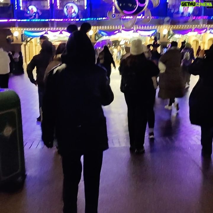 Dionne Slagter Instagram - Disneyland Parijs was koud van buiten, maar warm van binnen 🌹 een inkijkje: 1. Geleerd dat geroosterde kastanjes bestaan 2. Slagveld 3. Disney Studio’s by night 4. Irritant vriendje 5. Geen commentaar 6. The Tower of Terror blijft mijn favoriet ondanks de buikpijn die het me geeft 7. Tower of terror 2.0 8. Vuurwerk en lampjes 9. Happy bday flapdrol 10. Dionne de Tour Guide
