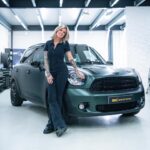 Dionne Slagter Instagram - Mijn Mini Cooper heeft een nieuw kleurtje gekregen dankzij @absolute.motors 🖤☘️ Hij is zo gigantisch mooi geworden! Na schade te hebben gereden aan m’n auto, moest een gedeelte opnieuw gewrapped worden. Nu was mijn vorige wrap uit het assortiment gehaald en moest de hele auto opnieuw worden gedaan in een ander kleurtje. Ik wist dat donkergroen en Mini goed samengaan, maar mijn mond viel open van dit resultaat! Wat een chique bak ineens! 🙏🏻 #gifted