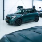 Dionne Slagter Instagram - Mijn Mini Cooper heeft een nieuw kleurtje gekregen dankzij @absolute.motors 🖤☘️ Hij is zo gigantisch mooi geworden! Na schade te hebben gereden aan m’n auto, moest een gedeelte opnieuw gewrapped worden. Nu was mijn vorige wrap uit het assortiment gehaald en moest de hele auto opnieuw worden gedaan in een ander kleurtje. Ik wist dat donkergroen en Mini goed samengaan, maar mijn mond viel open van dit resultaat! Wat een chique bak ineens! 🙏🏻 #gifted