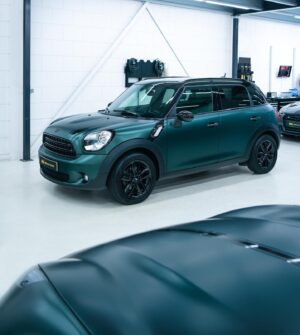 Dionne Slagter Instagram - Mijn Mini Cooper heeft een nieuw kleurtje gekregen dankzij @absolute.motors 🖤☘️ Hij is zo gigantisch mooi geworden! Na schade te hebben gereden aan m’n auto, moest een gedeelte opnieuw gewrapped worden. Nu was mijn vorige wrap uit het assortiment gehaald en moest de hele auto opnieuw worden gedaan in een ander kleurtje. Ik wist dat donkergroen en Mini goed samengaan, maar mijn mond viel open van dit resultaat! Wat een chique bak ineens! 🙏🏻 #gifted
