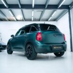 Dionne Slagter Instagram - Mijn Mini Cooper heeft een nieuw kleurtje gekregen dankzij @absolute.motors 🖤☘️ Hij is zo gigantisch mooi geworden! Na schade te hebben gereden aan m’n auto, moest een gedeelte opnieuw gewrapped worden. Nu was mijn vorige wrap uit het assortiment gehaald en moest de hele auto opnieuw worden gedaan in een ander kleurtje. Ik wist dat donkergroen en Mini goed samengaan, maar mijn mond viel open van dit resultaat! Wat een chique bak ineens! 🙏🏻 #gifted