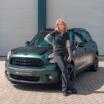 Dionne Slagter Instagram - Mijn Mini Cooper heeft een nieuw kleurtje gekregen dankzij @absolute.motors 🖤☘️ Hij is zo gigantisch mooi geworden! Na schade te hebben gereden aan m’n auto, moest een gedeelte opnieuw gewrapped worden. Nu was mijn vorige wrap uit het assortiment gehaald en moest de hele auto opnieuw worden gedaan in een ander kleurtje. Ik wist dat donkergroen en Mini goed samengaan, maar mijn mond viel open van dit resultaat! Wat een chique bak ineens! 🙏🏻 #gifted