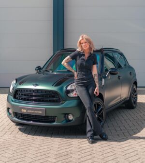 Dionne Slagter Instagram - Mijn Mini Cooper heeft een nieuw kleurtje gekregen dankzij @absolute.motors 🖤☘️ Hij is zo gigantisch mooi geworden! Na schade te hebben gereden aan m’n auto, moest een gedeelte opnieuw gewrapped worden. Nu was mijn vorige wrap uit het assortiment gehaald en moest de hele auto opnieuw worden gedaan in een ander kleurtje. Ik wist dat donkergroen en Mini goed samengaan, maar mijn mond viel open van dit resultaat! Wat een chique bak ineens! 🙏🏻 #gifted