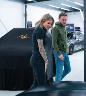 Dionne Slagter Instagram - Mijn Mini Cooper heeft een nieuw kleurtje gekregen dankzij @absolute.motors 🖤☘️ Hij is zo gigantisch mooi geworden! Na schade te hebben gereden aan m’n auto, moest een gedeelte opnieuw gewrapped worden. Nu was mijn vorige wrap uit het assortiment gehaald en moest de hele auto opnieuw worden gedaan in een ander kleurtje. Ik wist dat donkergroen en Mini goed samengaan, maar mijn mond viel open van dit resultaat! Wat een chique bak ineens! 🙏🏻 #gifted