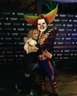 Dionne Slagter Instagram - Met m’n hoofd in de wolken met @eddiedeclownofficial bij @walibihollandofficial Fright Nights! 👻❤️ #gifted