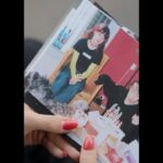 Dionne Slagter Instagram - Als het mooiste meisje van de klas werd ik nooit gezien. Ik ben nooit populair geweest, paste niet in het perfecte plaatje en liep vooral rond met m’n hoofd in de wolken. Vaak afgedwaald naar mijn eigen creatieve wereld, die vaak niet begrepen werd. Toen ik werd gevraagd voor dit programma, vond ik dat een hele eer, maar gaf ik wel direct aan dat ik misschien niet het soort meisje was dat bij deze titel paste. Maar ‘het mooiste meisje’ kent meerdere vormen dan alleen het uiterlijke vertoon. Het gaat over de schoonheid van verhalen en wat ze hebben opgeleverd. Oók het verhaal van een meisje zoals ik was, mag daar misschien juist wél een onderdeel van zijn. Het is ook wel ironisch, omdat ik de tegenpool was van het mooiste meisje uit mijn eigen klas. Ik besloot mee te doen en ik moet zeggen dat het best raar was om zo’n sprong te maken terug in te tijd en alles op te rakelen. Het is een heel persoonlijke aflevering geworden waar ook nog eens mijn beide ouders aan het woord komen. Dan gaan jullie ook eens zien dat Jan Slagter dus niét mijn vader is (ookal zegt Google van wel). Serieus lullig voor m’n eigen pa trouwens, dat Wikipedia hem niet eens als vader erkent. Maar goed; hij heet dus gewoon Hennie Slagter en geen Jan. Credits naar m’n echte vader. Al met al een waardevol document voor mij persoonlijk en ik hoop dat jullie het ook mooi gaan vinden. Mijn ‘Who’s that girl’ aflevering is al te zien via NPOStart en wordt vanavond uitgezonden op NPO3 om 21:25.